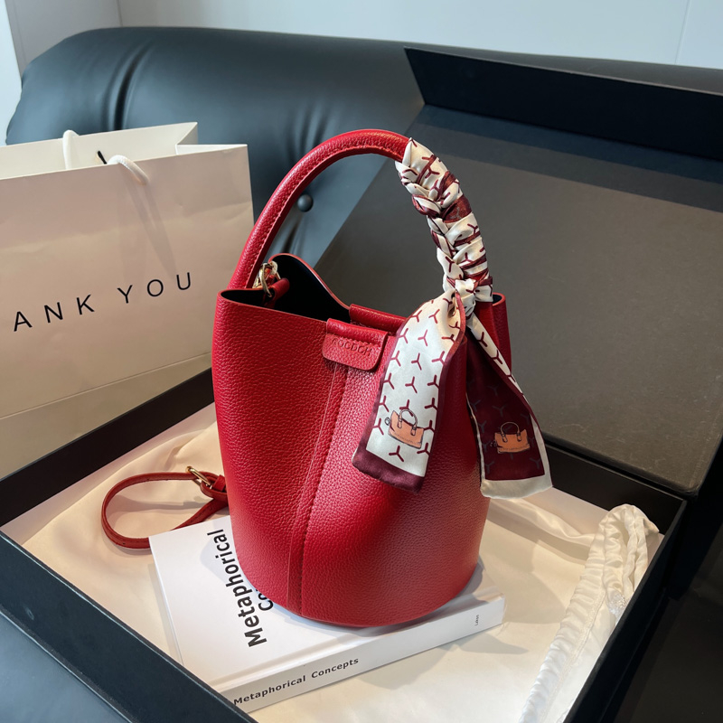 Luxury Bags In Sale - กระเป๋าสะพายไหล่และกระเป๋าสะพายข้าง PU สีแดงความรู้สึกสีดําของกระเป๋าสองวัตถุประสงค์หรูหราสําหรับผู้หญิง 2024 แฟชั่นอเนกประสงค์ลดราคา