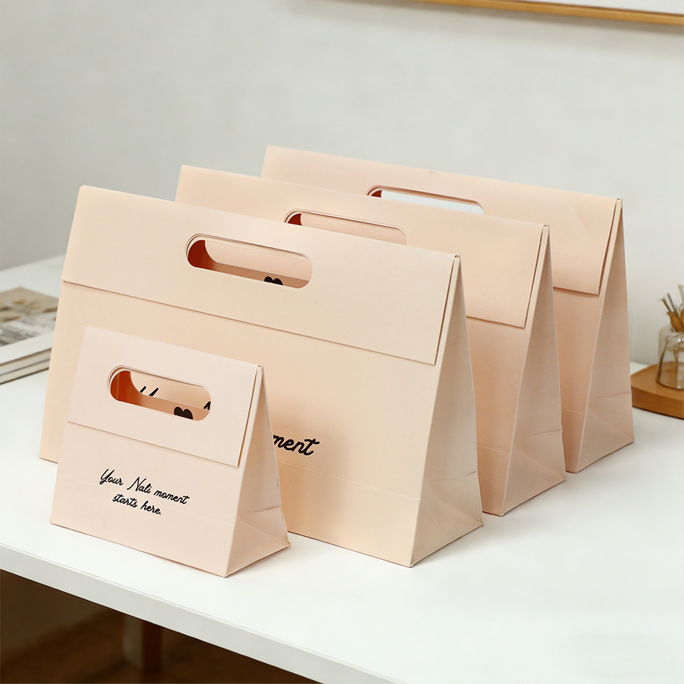 Luxury Bags For School - ถุงกระดาษหูหิ้วแบบแบนหรูหรา ดีไซน์หูหิ้วแบบไดคัท บรรจุภัณฑ์สีชมพูแบบกำหนดเองสำหรับน้ำหอม เครื่องสำอาง และของขวัญ