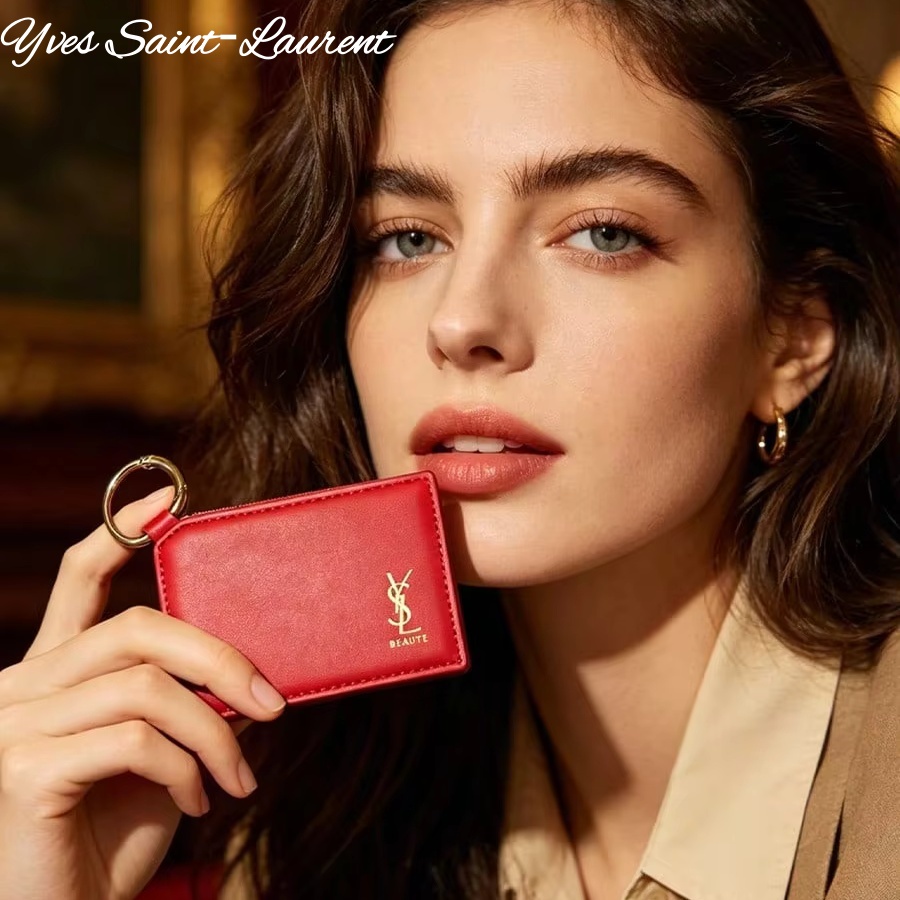Luxury Bags Mini - กระจกแต่งหน้าแบบพกพา YSL ทรงสี่เหลี่ยมจัตุรัส หนังสีแดง พร้อมพวงกุญแจโลหะ ของขวัญสุดหรูสำหรับผู้หญิงในวันหยุด