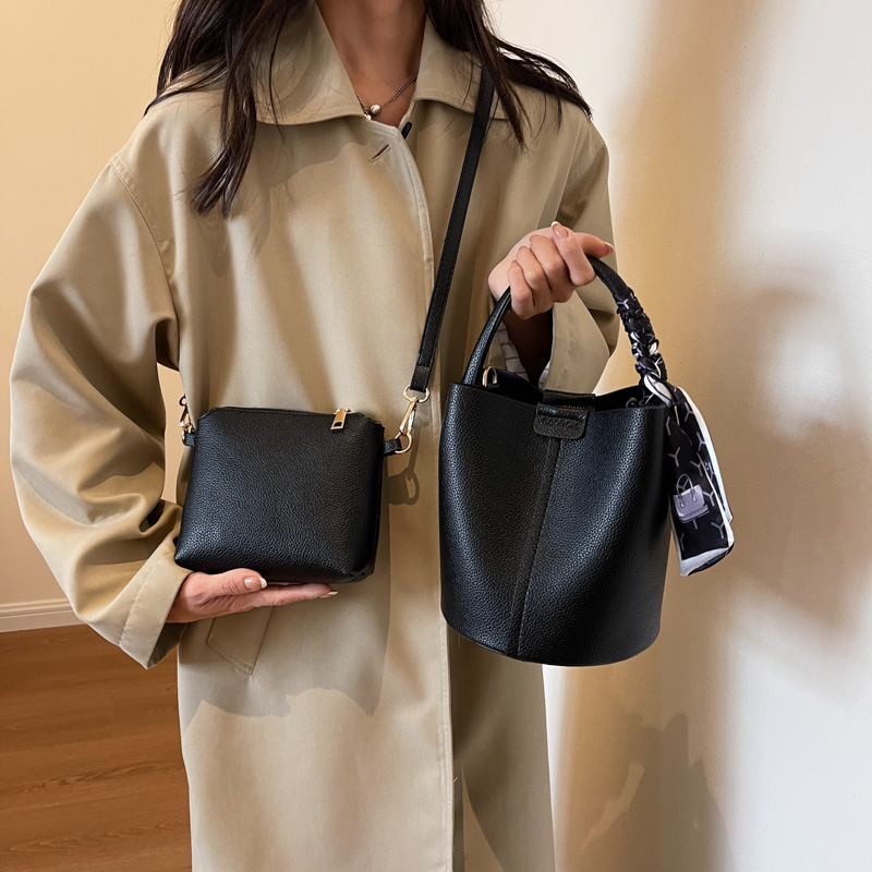 กระเป๋าสะพายไหล่และกระเป๋าสะพา - Luxury Bags In Sale บทวิจารณ์และราคา
