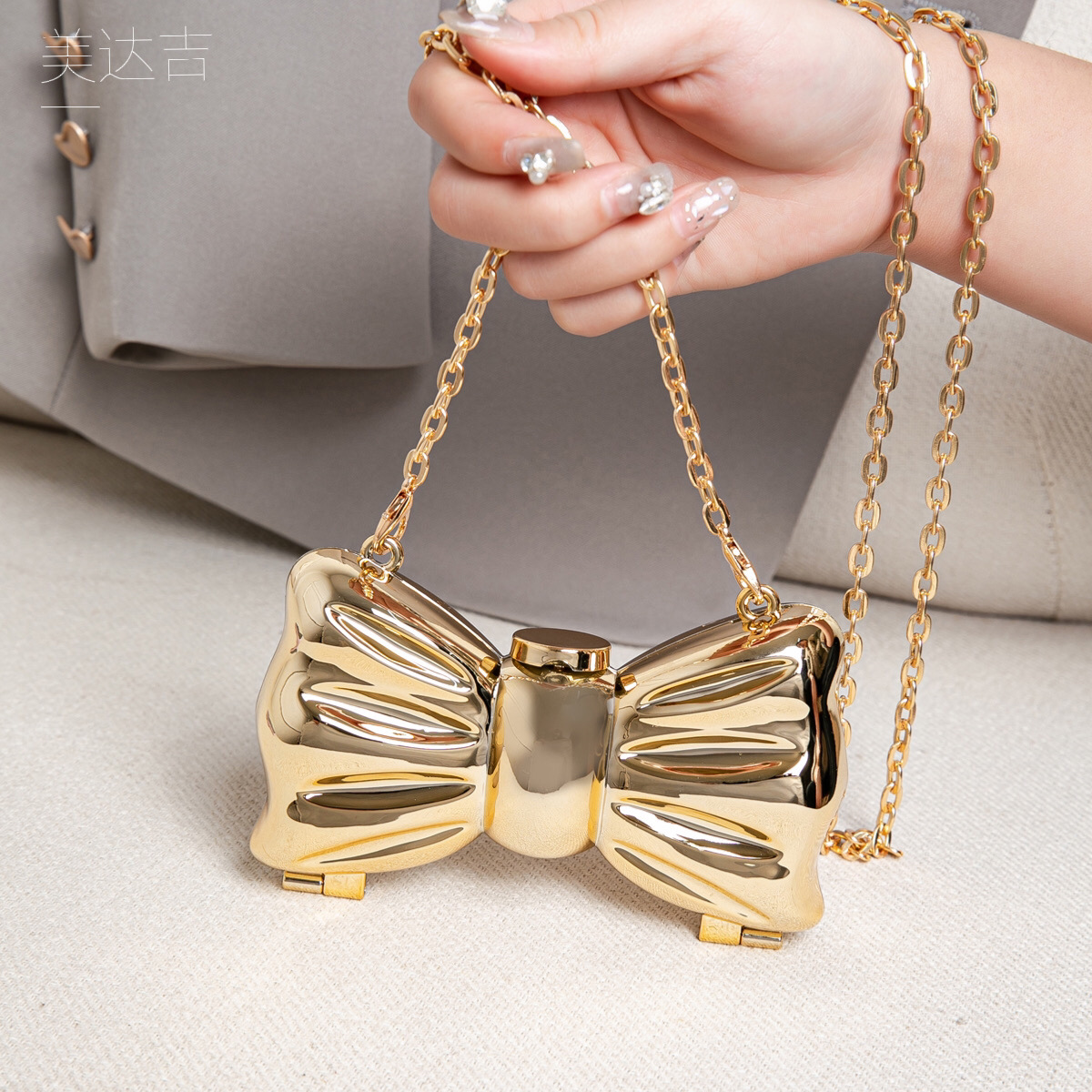 กระเป๋าคลัทช์ทรงโบว์โลหะสีทองเ - Luxury Bags Mini บทวิจารณ์และราคา
